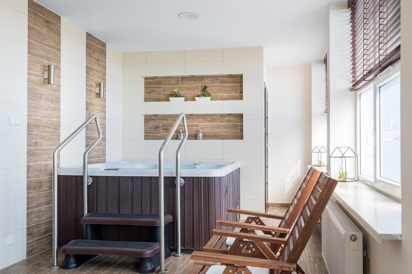Strefa relaksu z jacuzzi i leżakami w Hotelu Stork