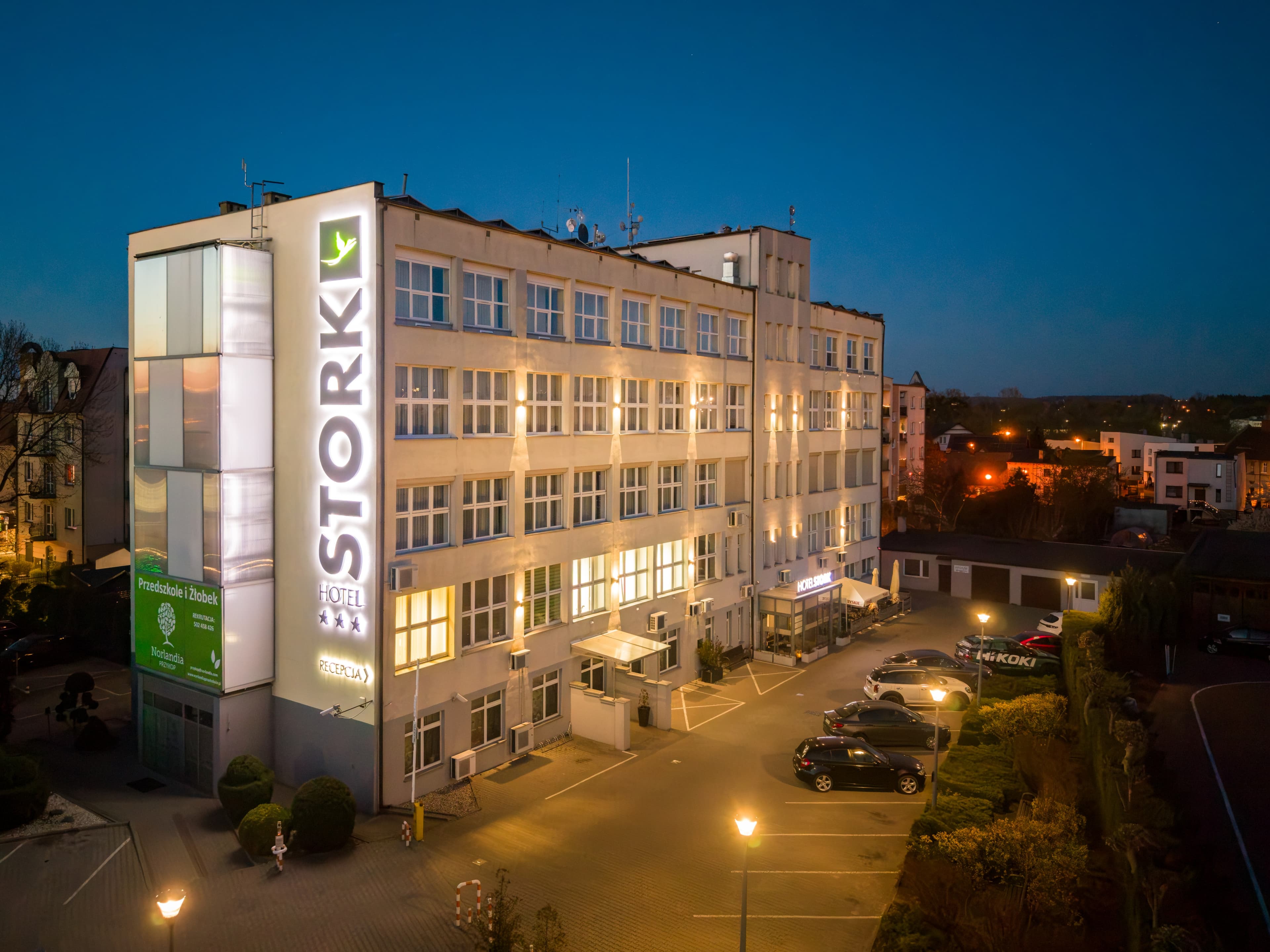 Budynek Hotelu Stork w Brodnicy wieczorem
